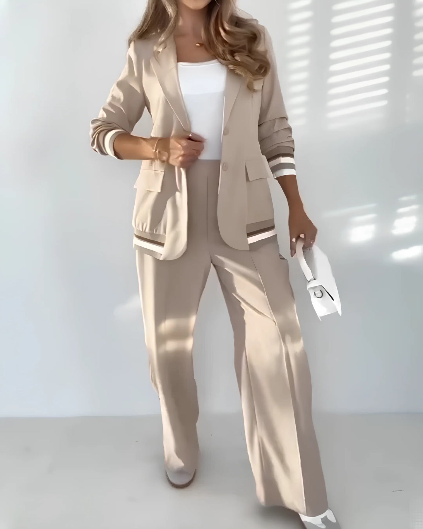 Conjunto elegante de blazer e calças palazzo em bege estilo sofisticado e moderno®