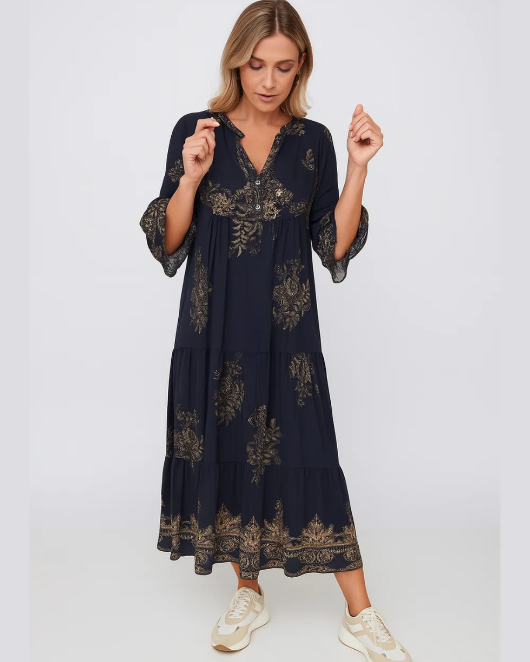 Vestido boémio com estampado dourado e decote em V®