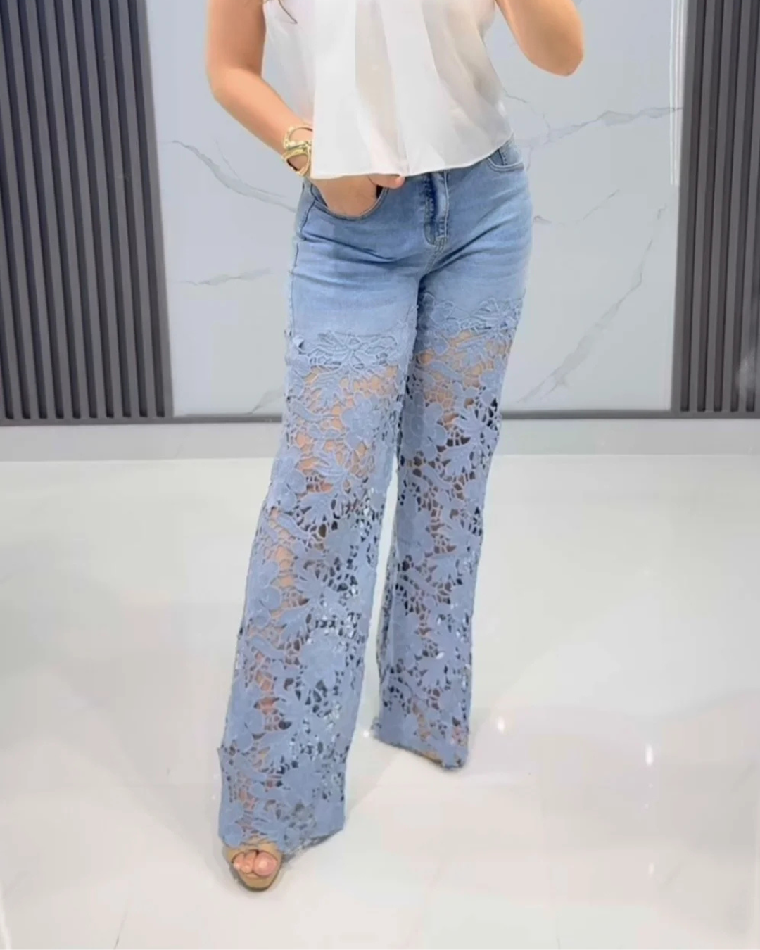 Calças de ganga para mulher com renda floral nas pernas®
