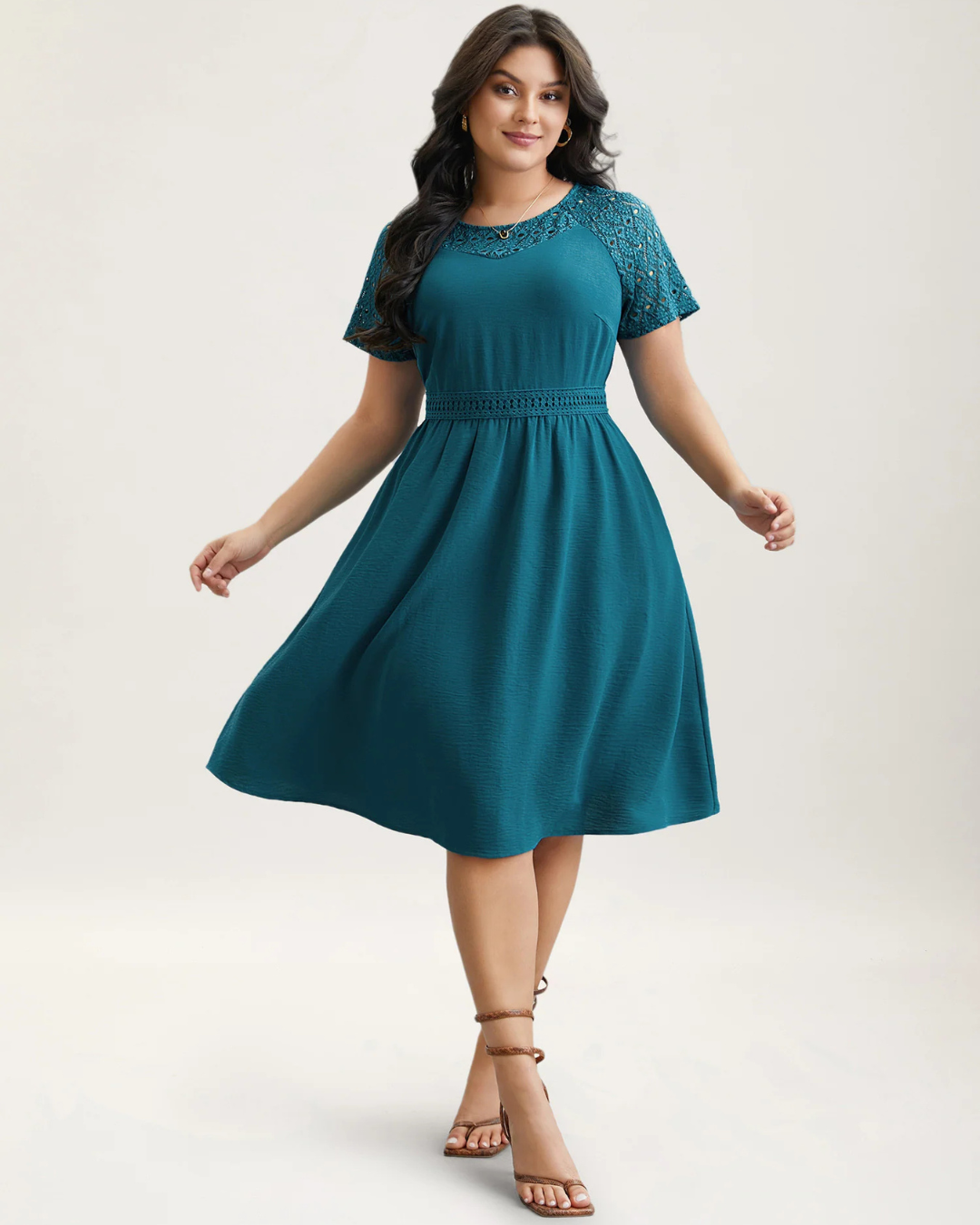 Vestido midi com bolsos e mangas curtas com fendas de renda®