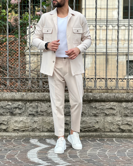 Conjunto de casaco e calças em tons neutros para homem com estilo casual®