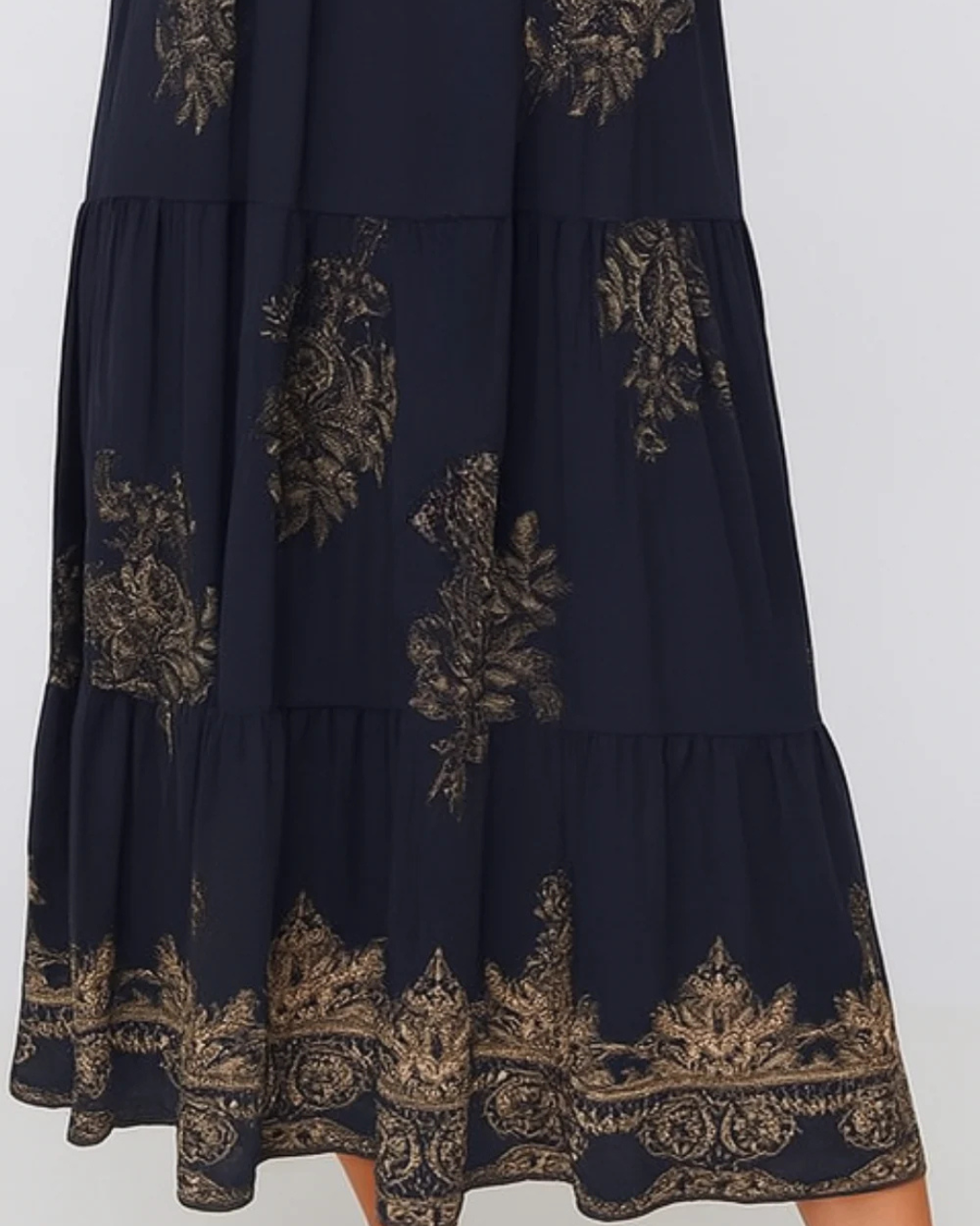 Vestido boémio com estampado dourado e decote em V®