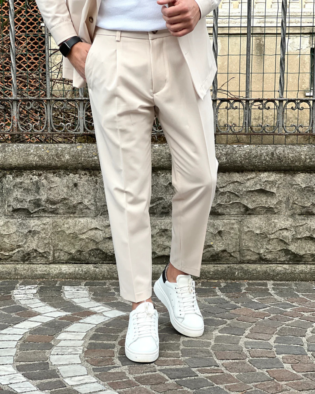 Conjunto de casaco e calças em tons neutros para homem com estilo casual®