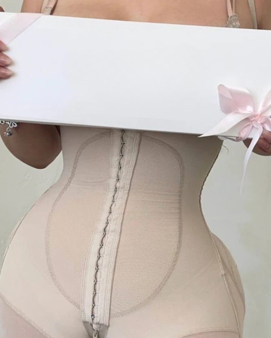 Cinta modeladora de alta compressão que levanta os glúteos®