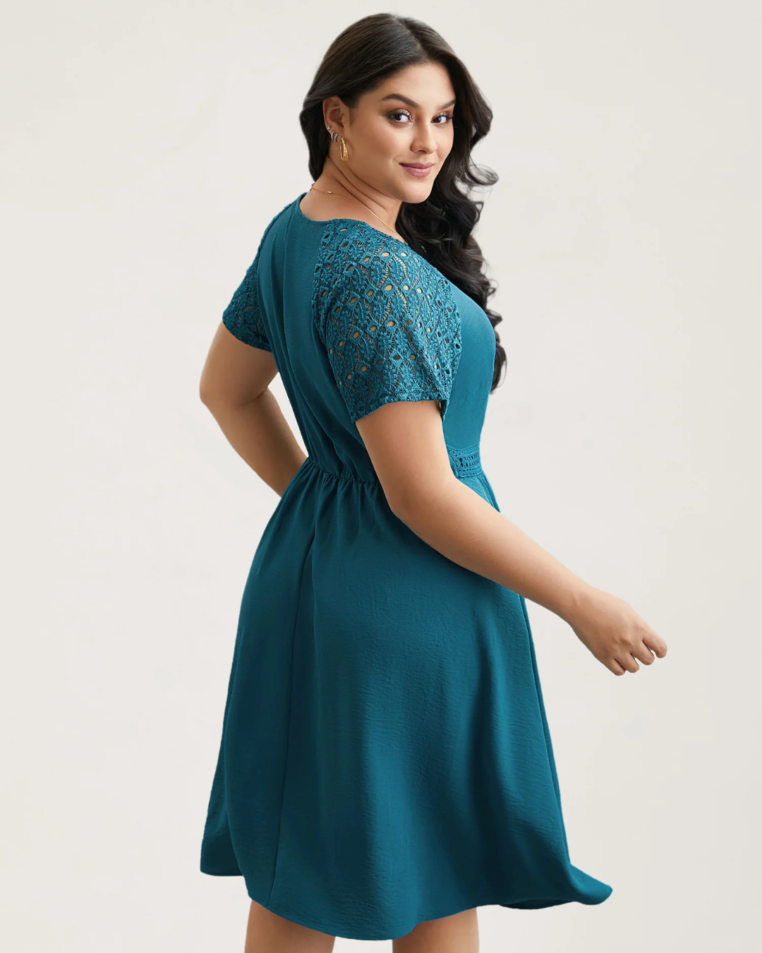 Vestido midi com bolsos e mangas curtas com fendas de renda®
