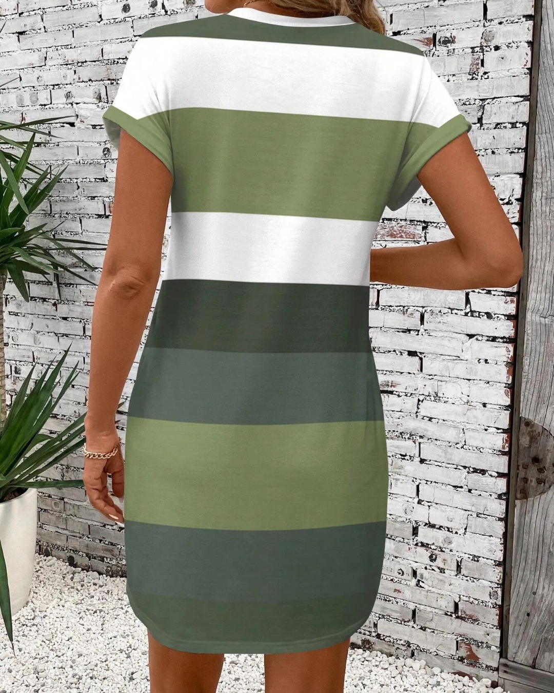 Vestido casual de gola redonda com padrão de riscas coloridas®
