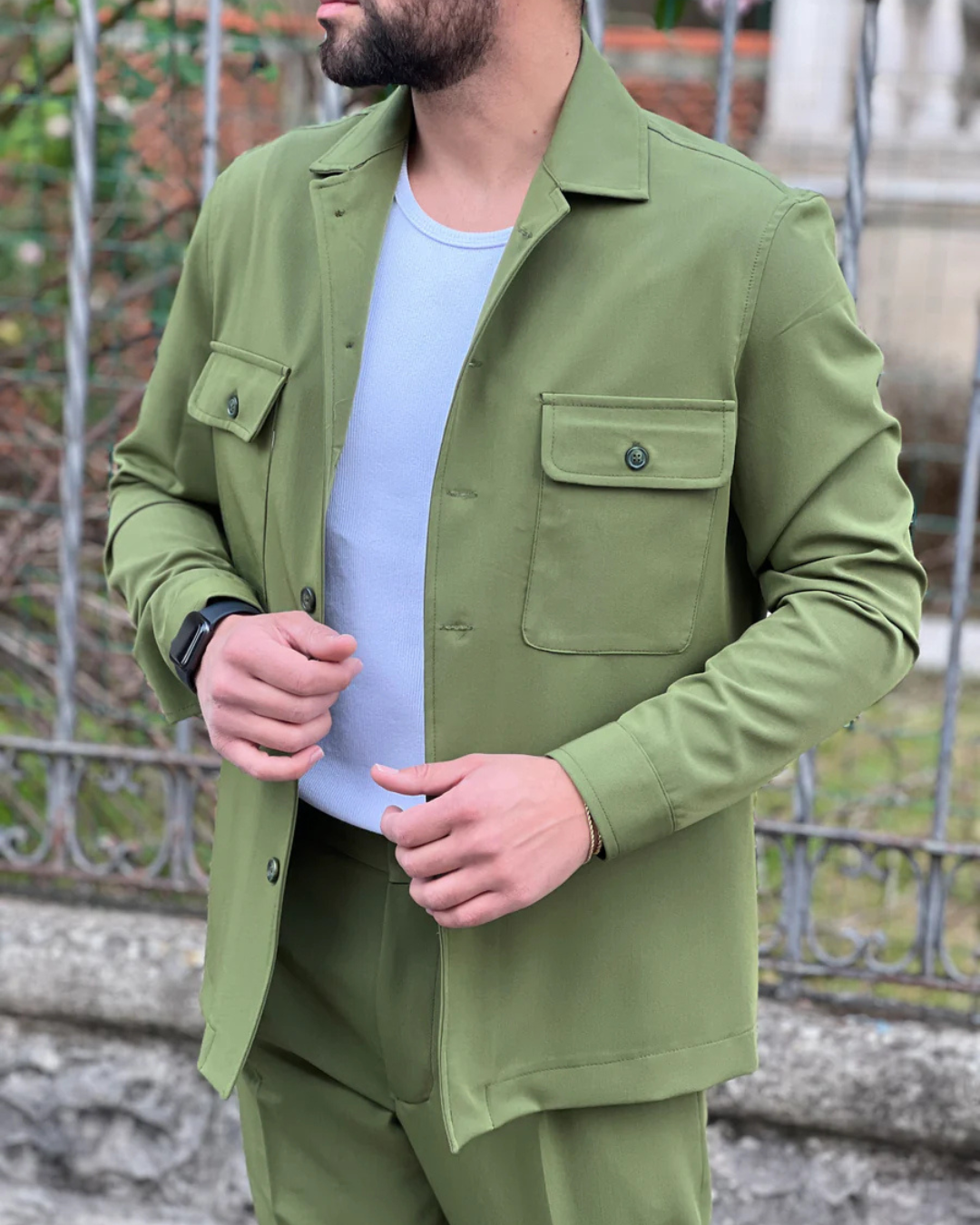 Conjunto de casaco e calças em tons neutros para homem com estilo casual®