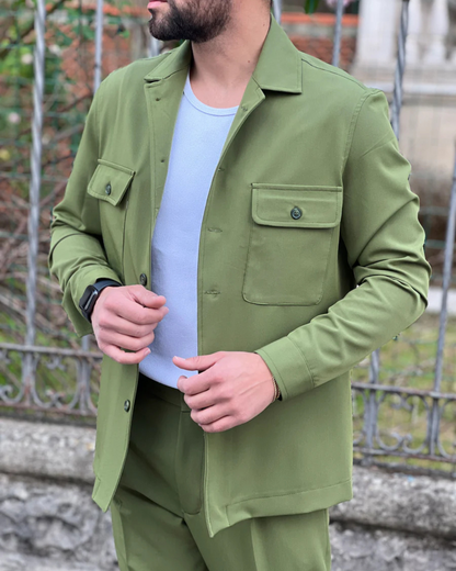 Conjunto de casaco e calças em tons neutros para homem com estilo casual®
