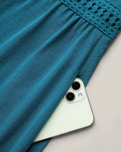 Vestido midi com bolsos e mangas curtas com fendas de renda®