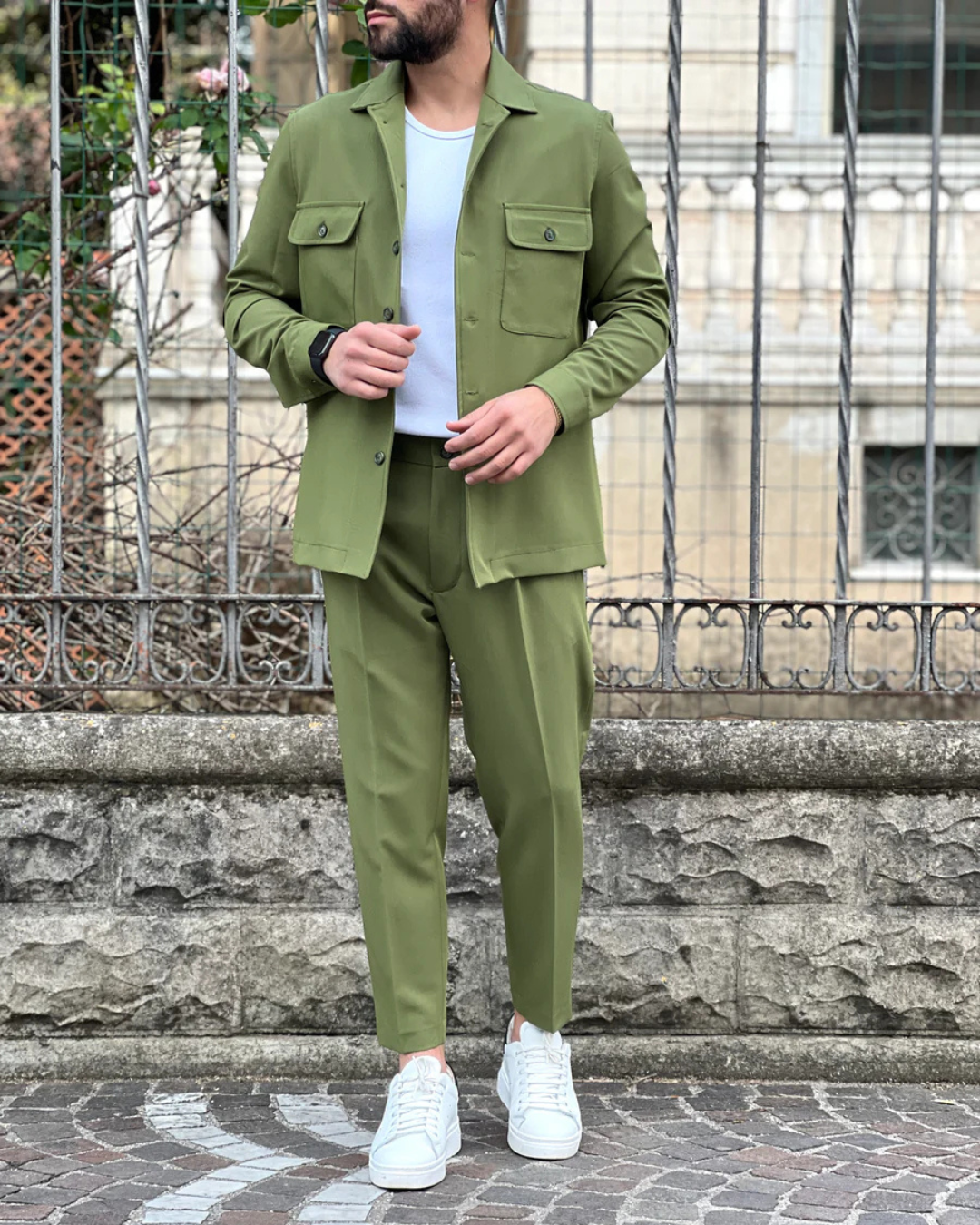 Conjunto de casaco e calças em tons neutros para homem com estilo casual®