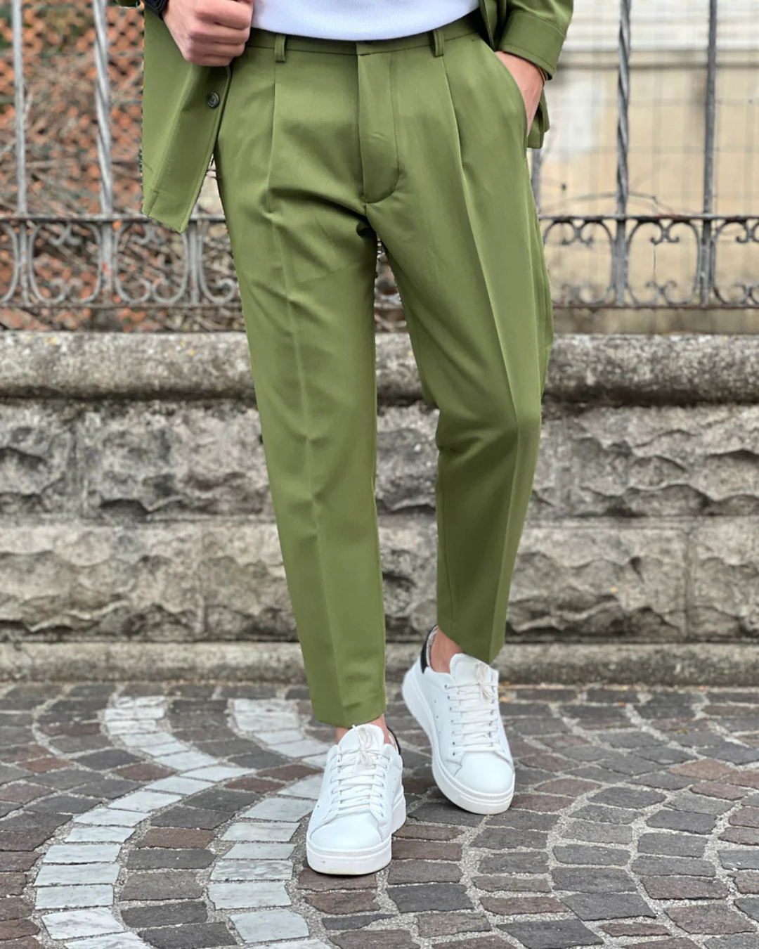 Conjunto de casaco e calças em tons neutros para homem com estilo casual®