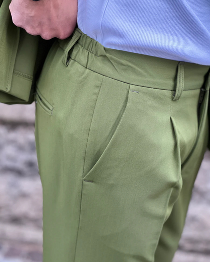 Conjunto de casaco e calças em tons neutros para homem com estilo casual®